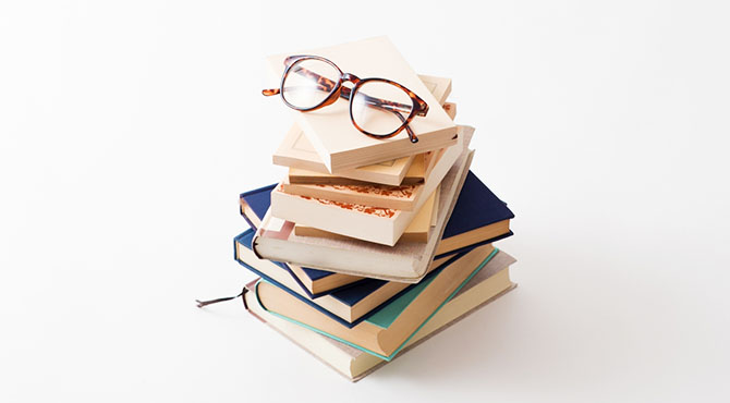 積まれた本と眼鏡